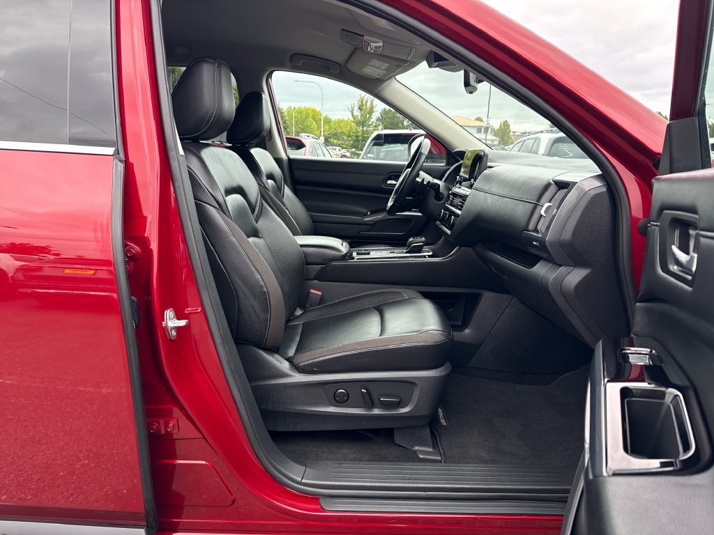 Used 2023 Nissan Pathfinder SL AWD/4WD image 9