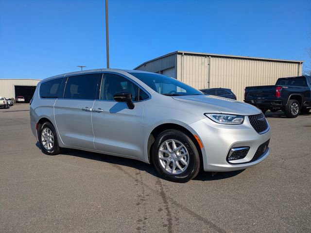 New 2026 Chrysler Pacifica Select video 2