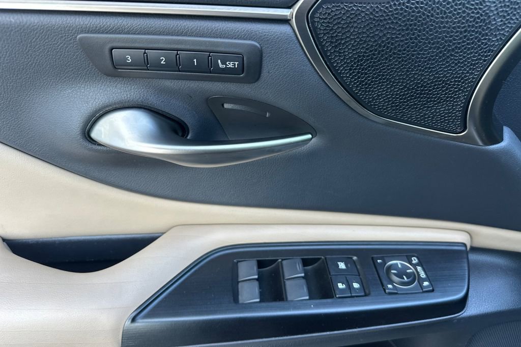 Certified 2020 Lexus ES 300h w/ Premium Package image 11