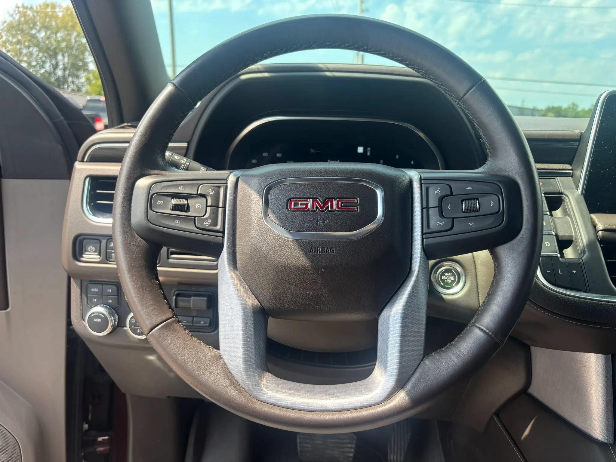 Used 2022 GMC Yukon XL SLT w/ SLT Premium Package AWD/4WD image 28