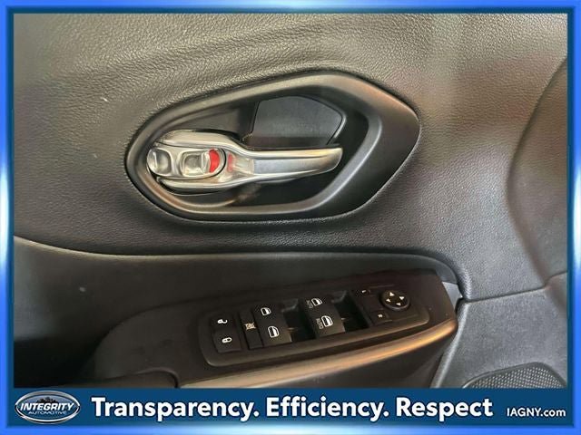 Used 2021 Jeep Cherokee Latitude Plus AWD/4WD image 18