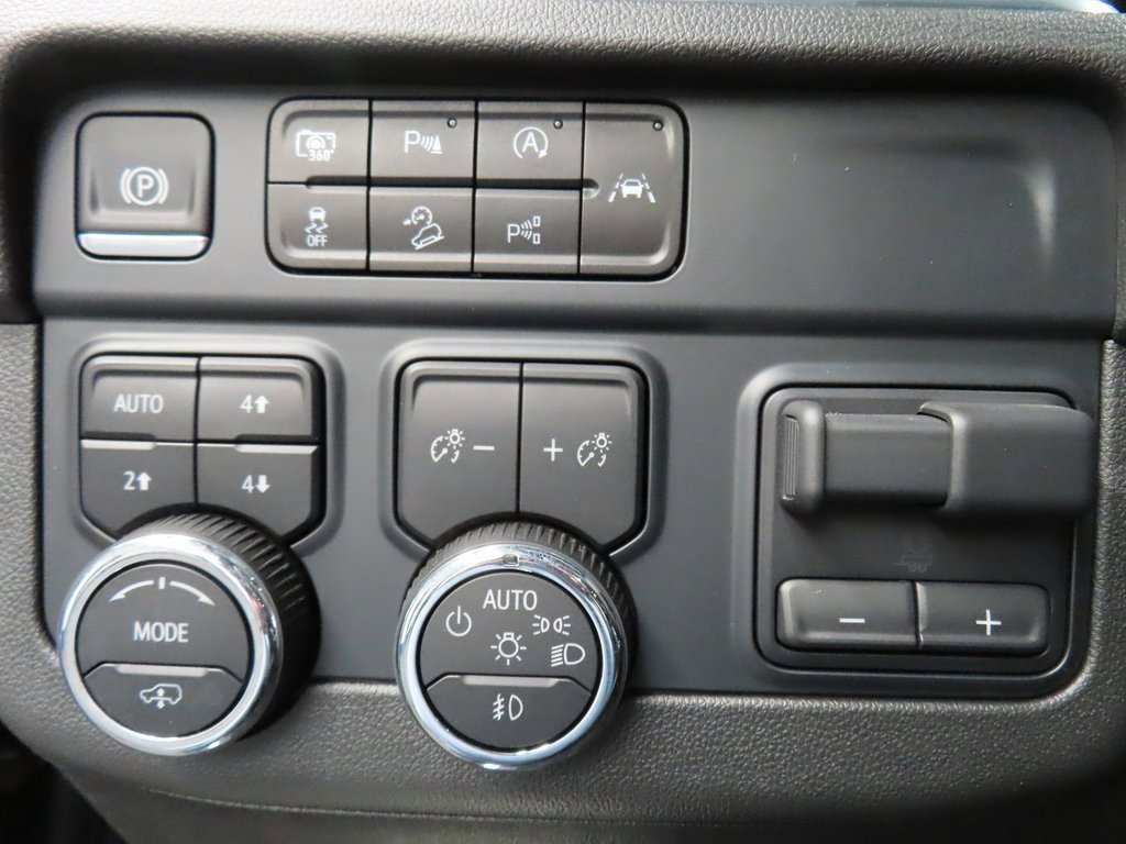 Used 2025 Chevrolet Suburban Z71 image 58