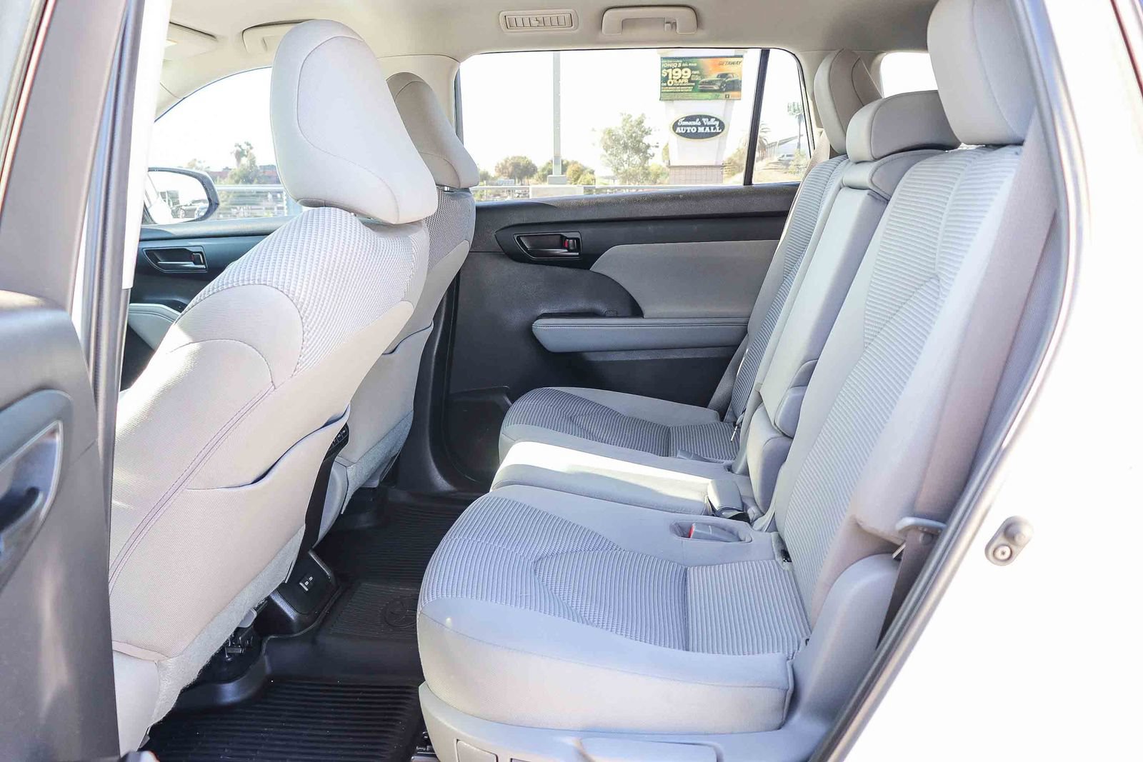 Used 2022 Toyota Highlander LE AWD/4WD image 14