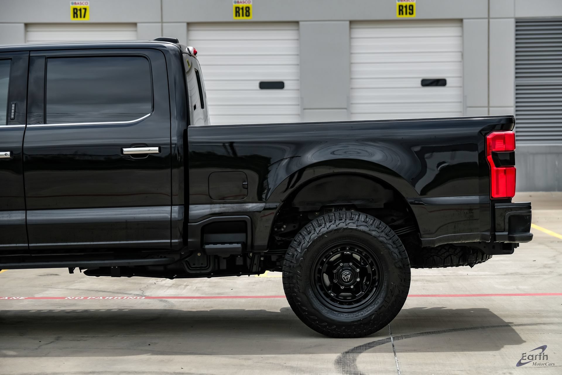 Used 2024 Ford F350 Platinum w/ Tremor Off-Road Package AWD/4WD image 9