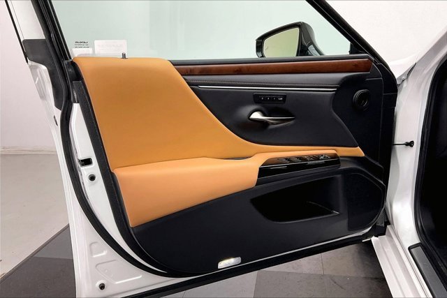 Used 2025 Lexus ES 300h w/ Premium Package image 26