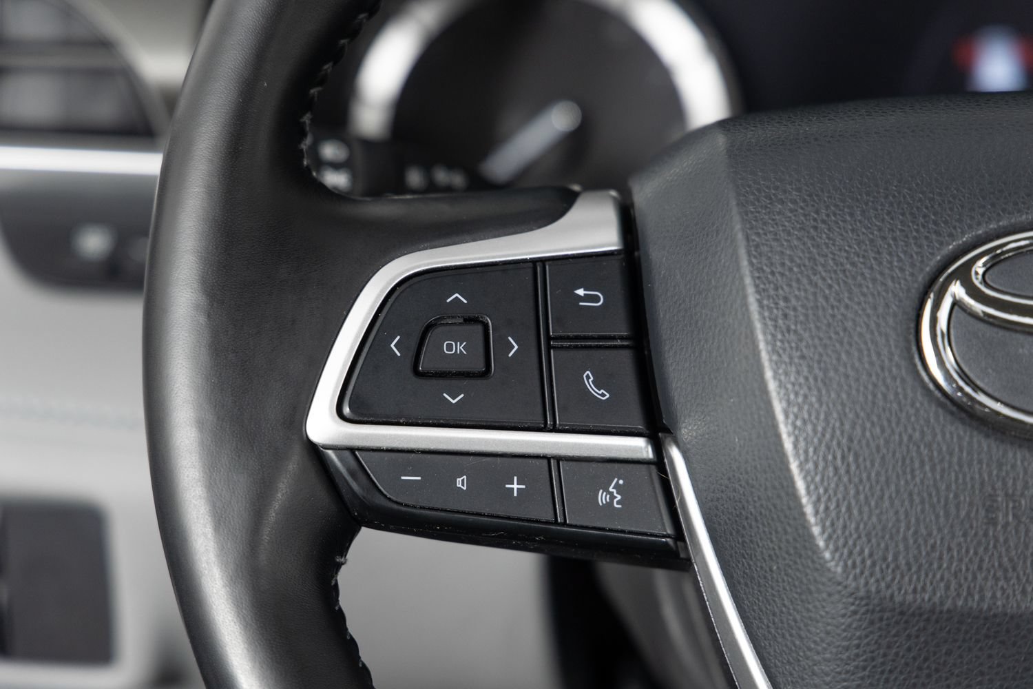 Used 2022 Toyota Highlander XLE AWD/4WD image 32