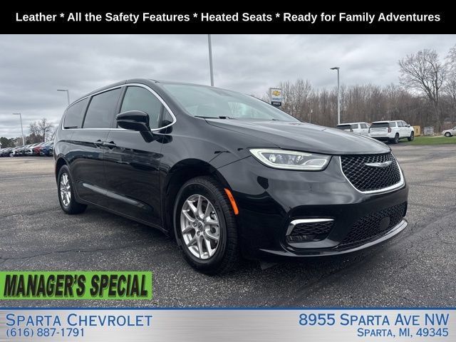 Used 2025 Chrysler Pacifica Select