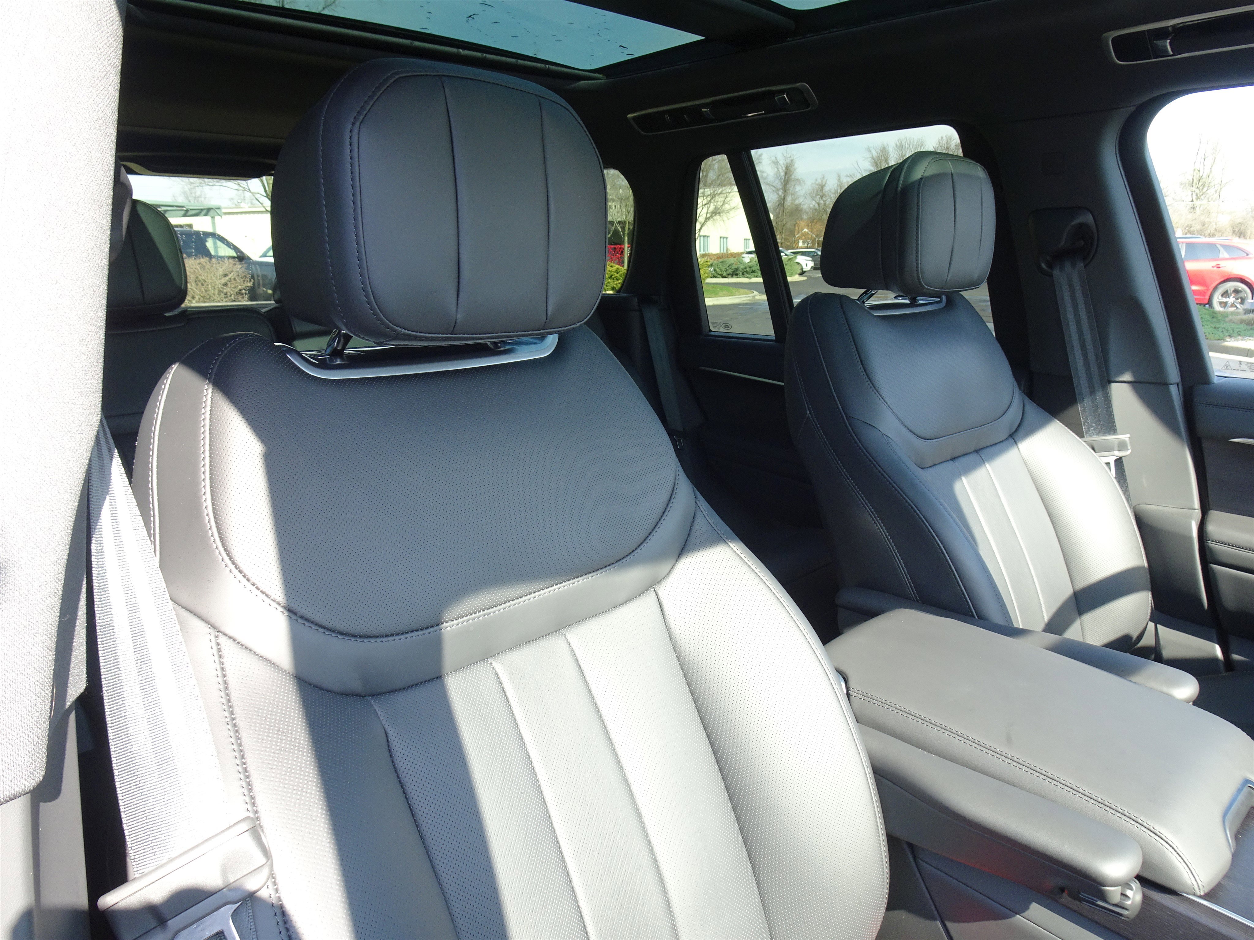 Certified 2025 Land Rover Range Rover SE image 27