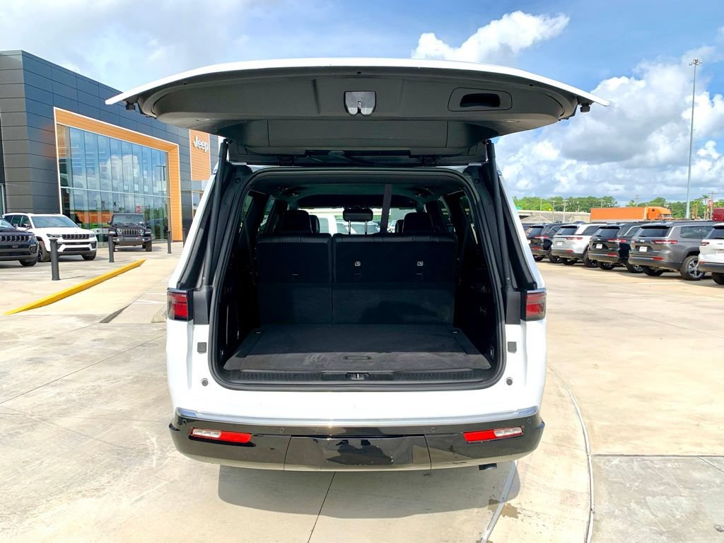 Used 2025 Jeep Wagoneer L Series II AWD/4WD image 21
