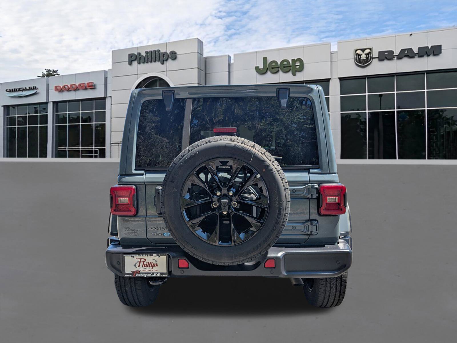 Used 2025 Jeep Wrangler Unlimited Sahara w/ Safety Group image 4