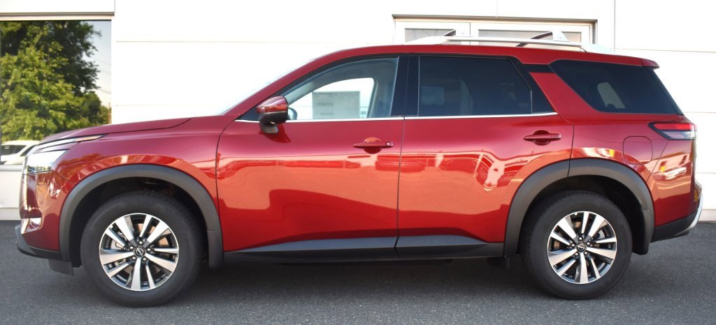 New 2025 Nissan Pathfinder SL image 2