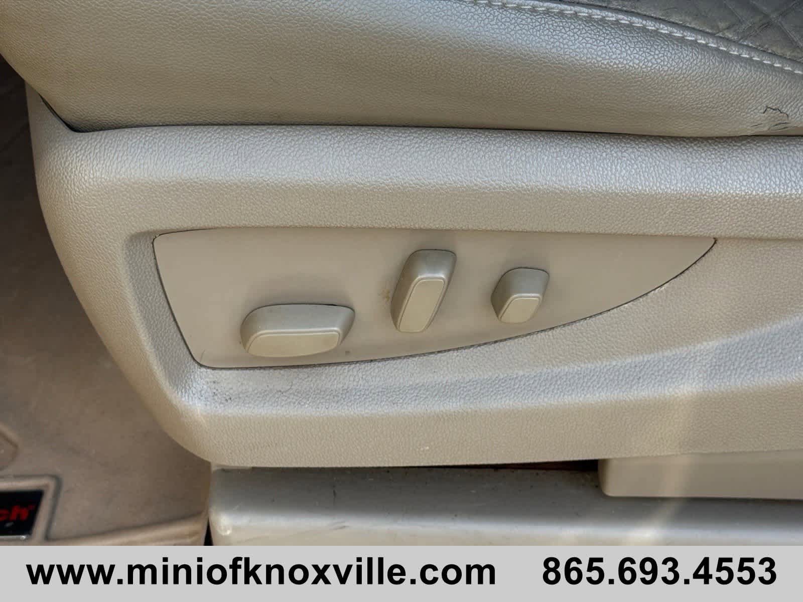 Used 2017 Chevrolet Suburban LT w/ Luxury Package RWD image 11