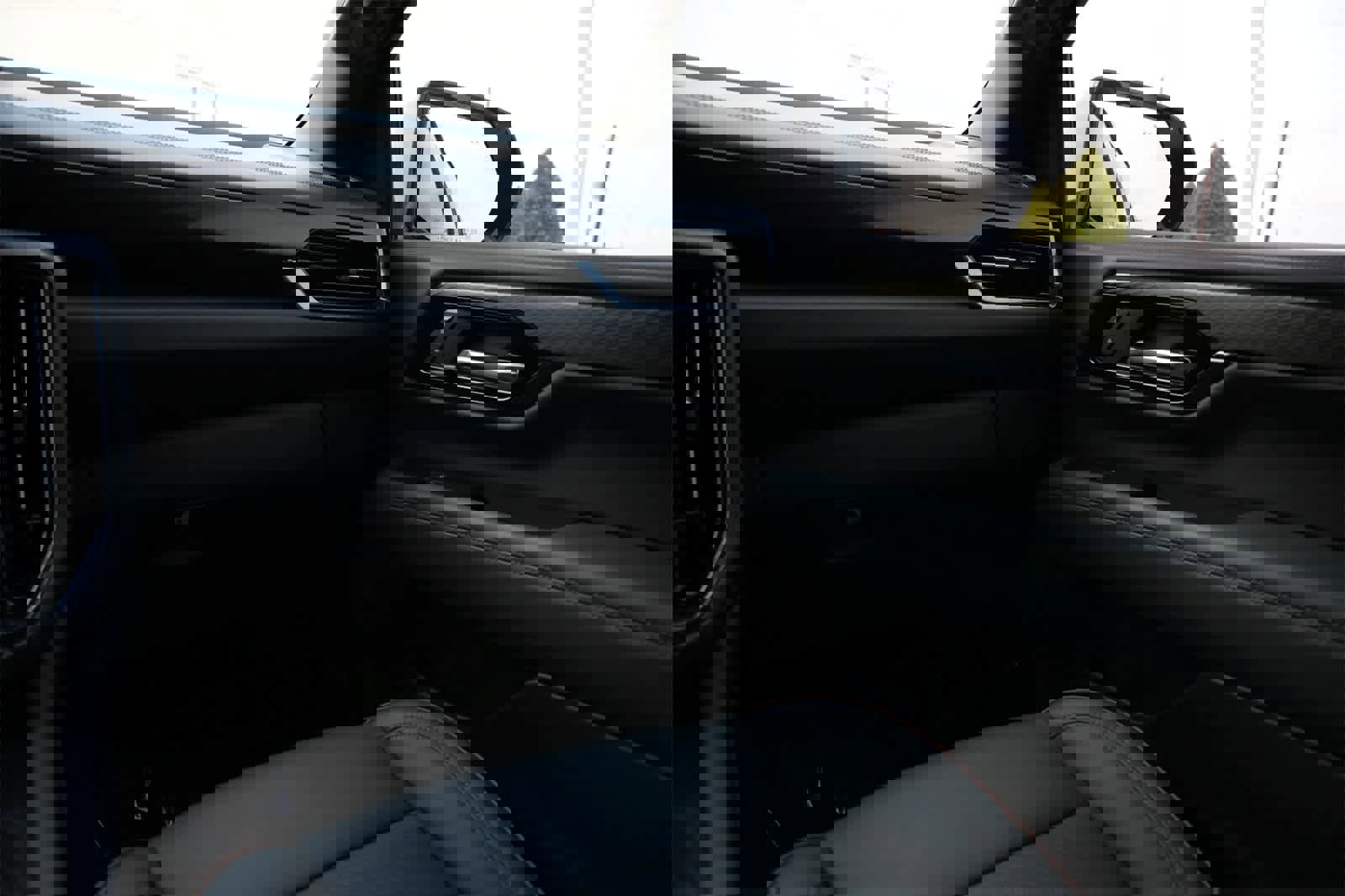 Used 2025 GMC Yukon AT4 w/ AT4 Premium Package image 8