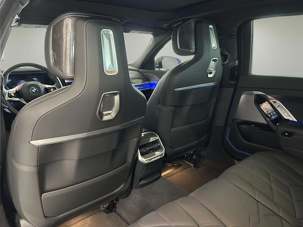 Used 2023 BMW i7 xDrive60 image 21