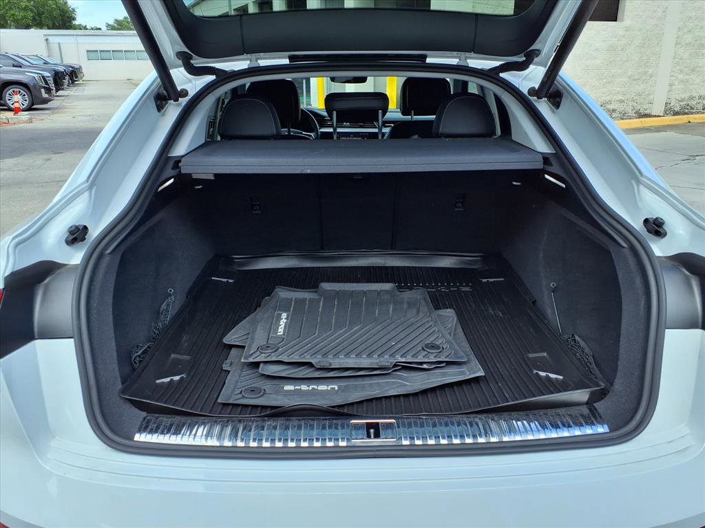 Used 2022 Audi e-tron Prestige w/ Prestige Package AWD/4WD image 16