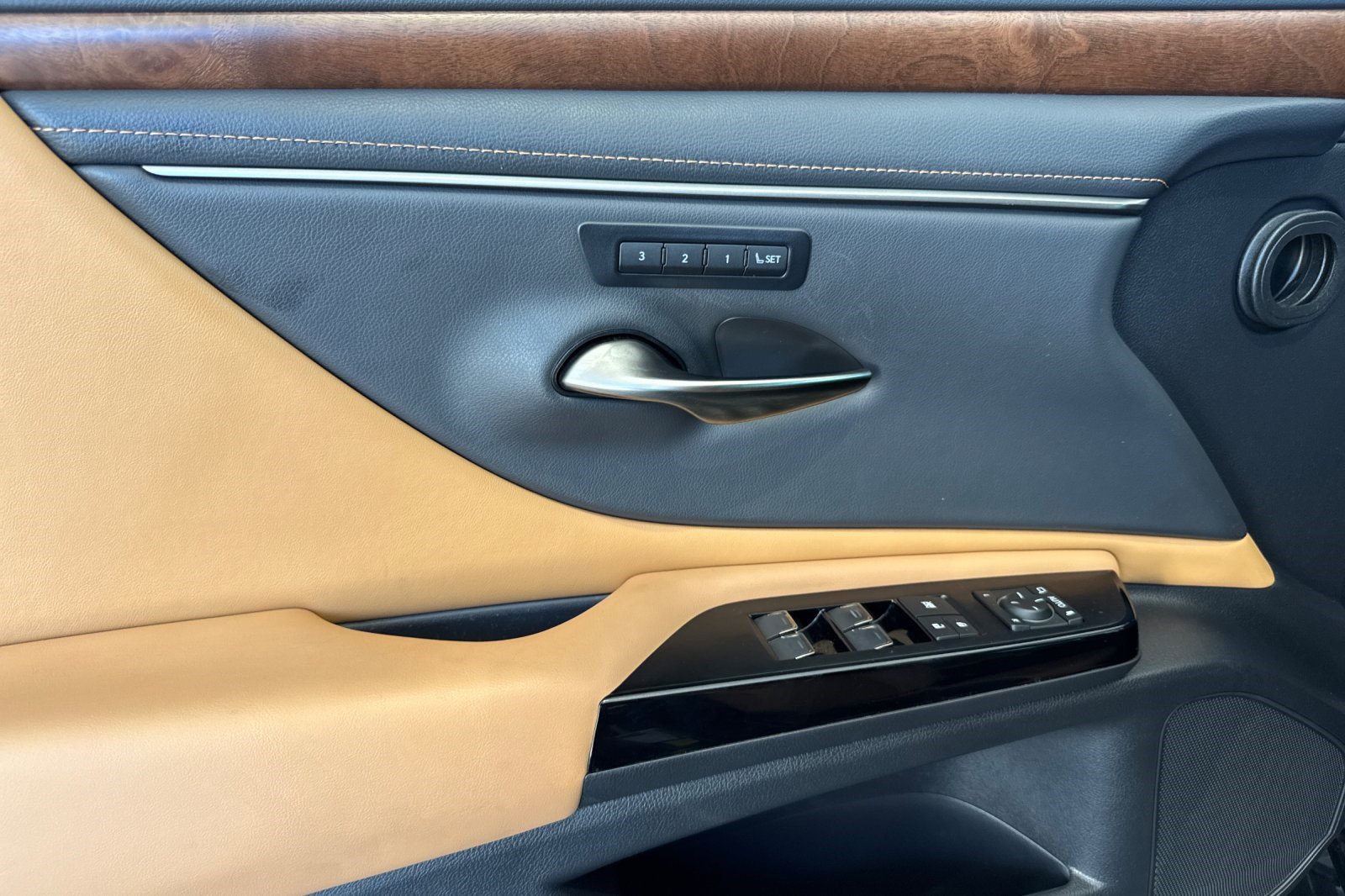 Certified 2025 Lexus ES 300h w/ Premium Package FWD image 12