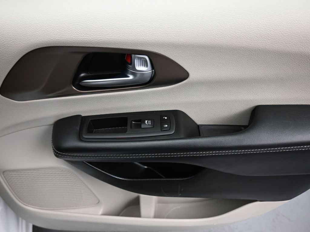 Used 2023 Chrysler Voyager LX image 53