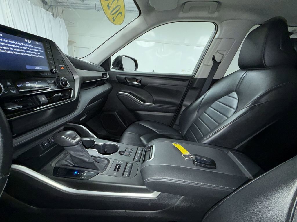 Used 2020 Toyota Highlander XLE image 6