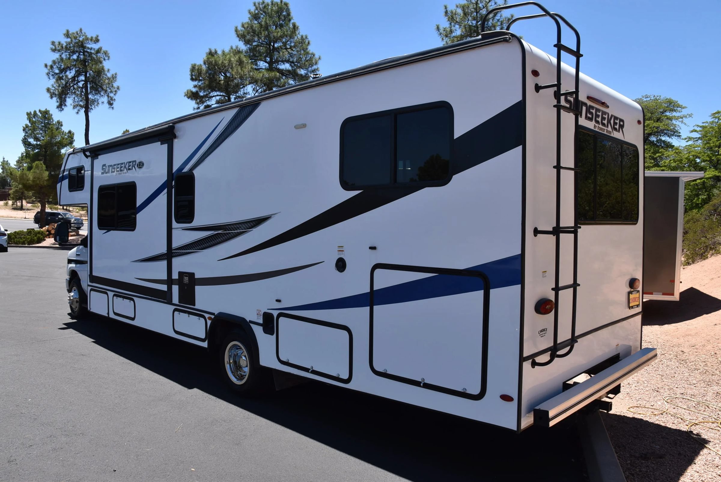 Used 2022 Ford E-450 and Econoline 450 Super Duty w/ Motorhome Prep Package RWD image 3