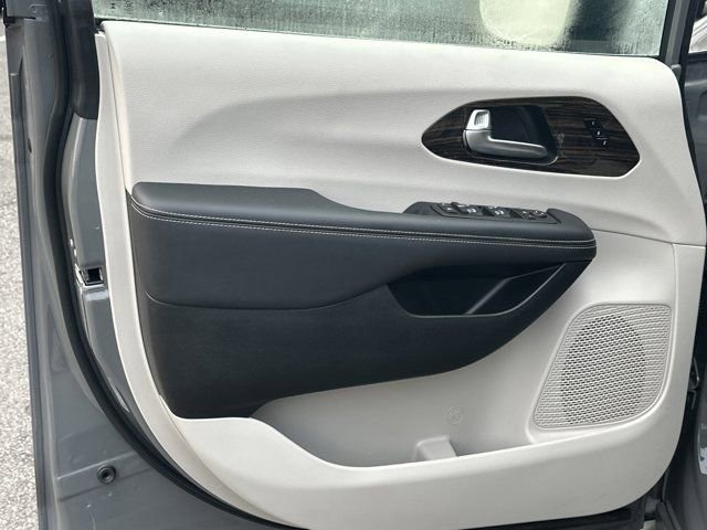 Certified 2024 Chrysler Pacifica Limited image 13