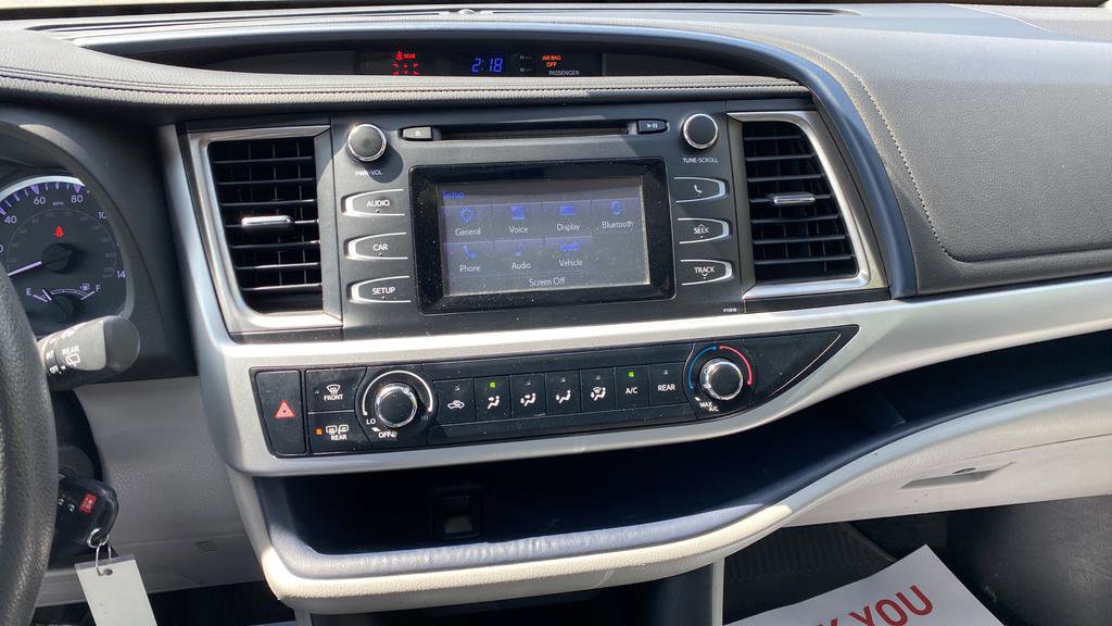 Used 2019 Toyota Highlander LE AWD/4WD image 12