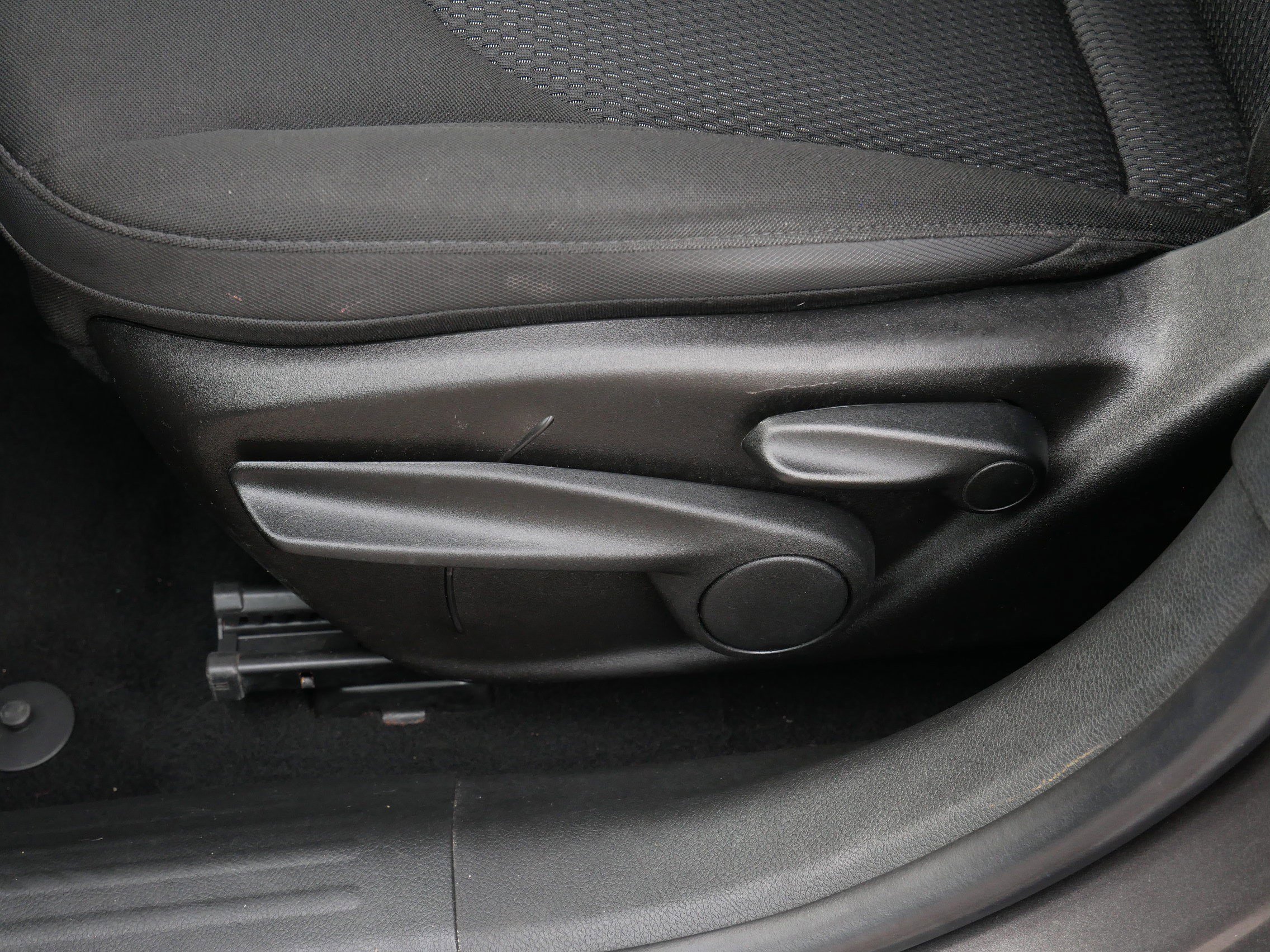 Used 2018 Jeep Renegade Altitude FWD image 19