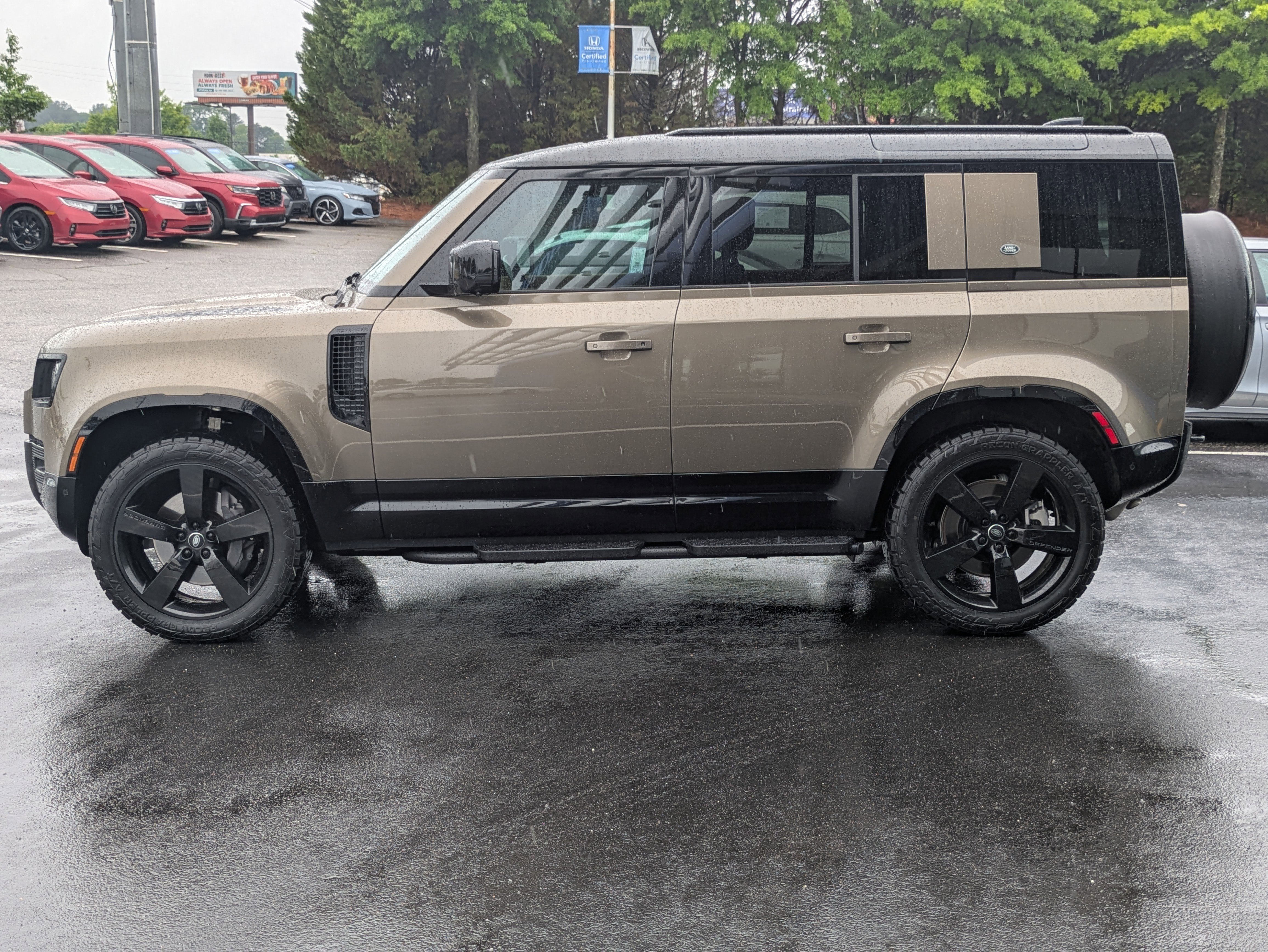 Used 2024 Land Rover Defender 110 X-Dynamic SE AWD/4WD image 4