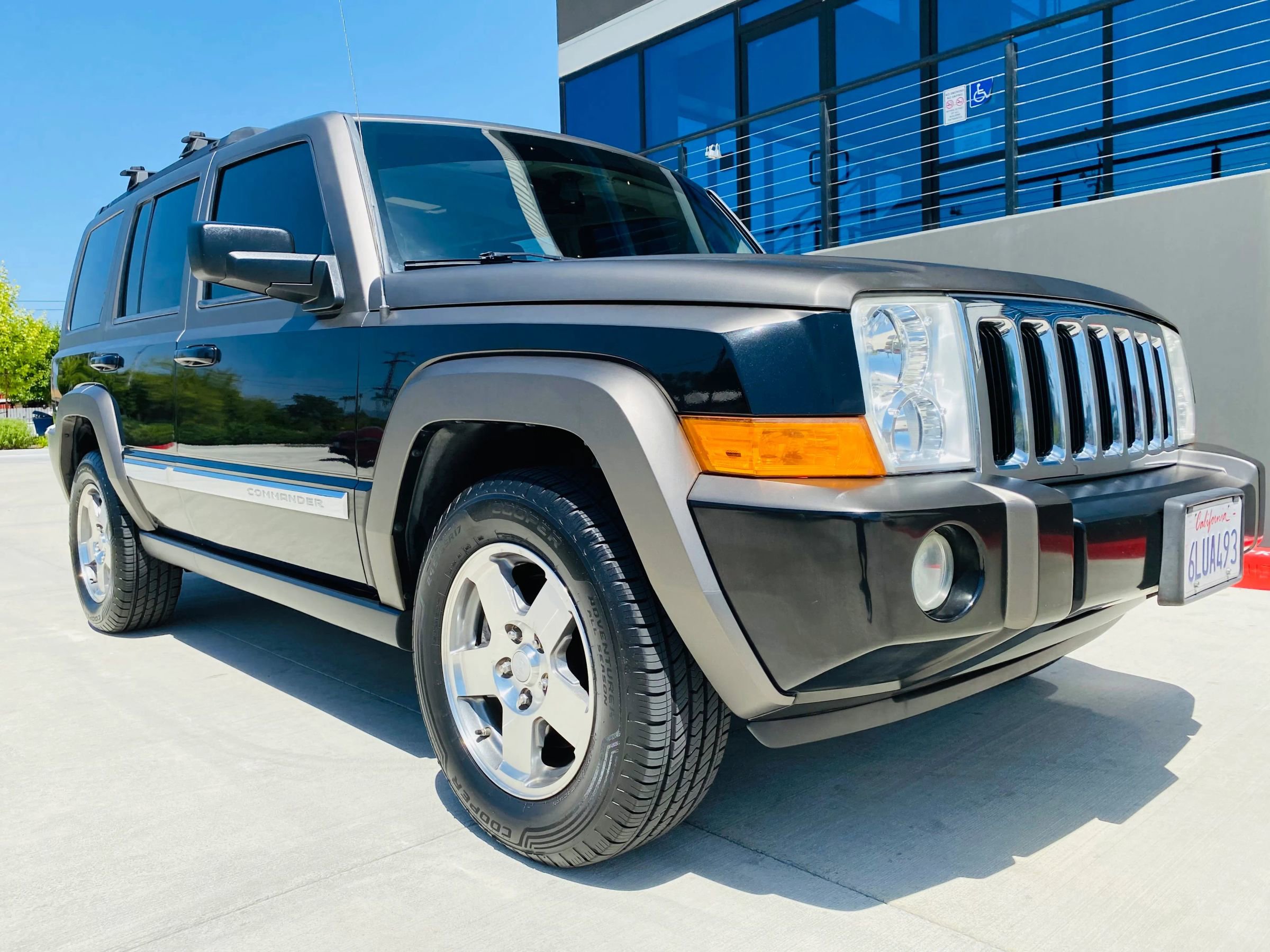 Used 2010 Jeep Commander Sport w/ Sun/Sound Group RWD image 7