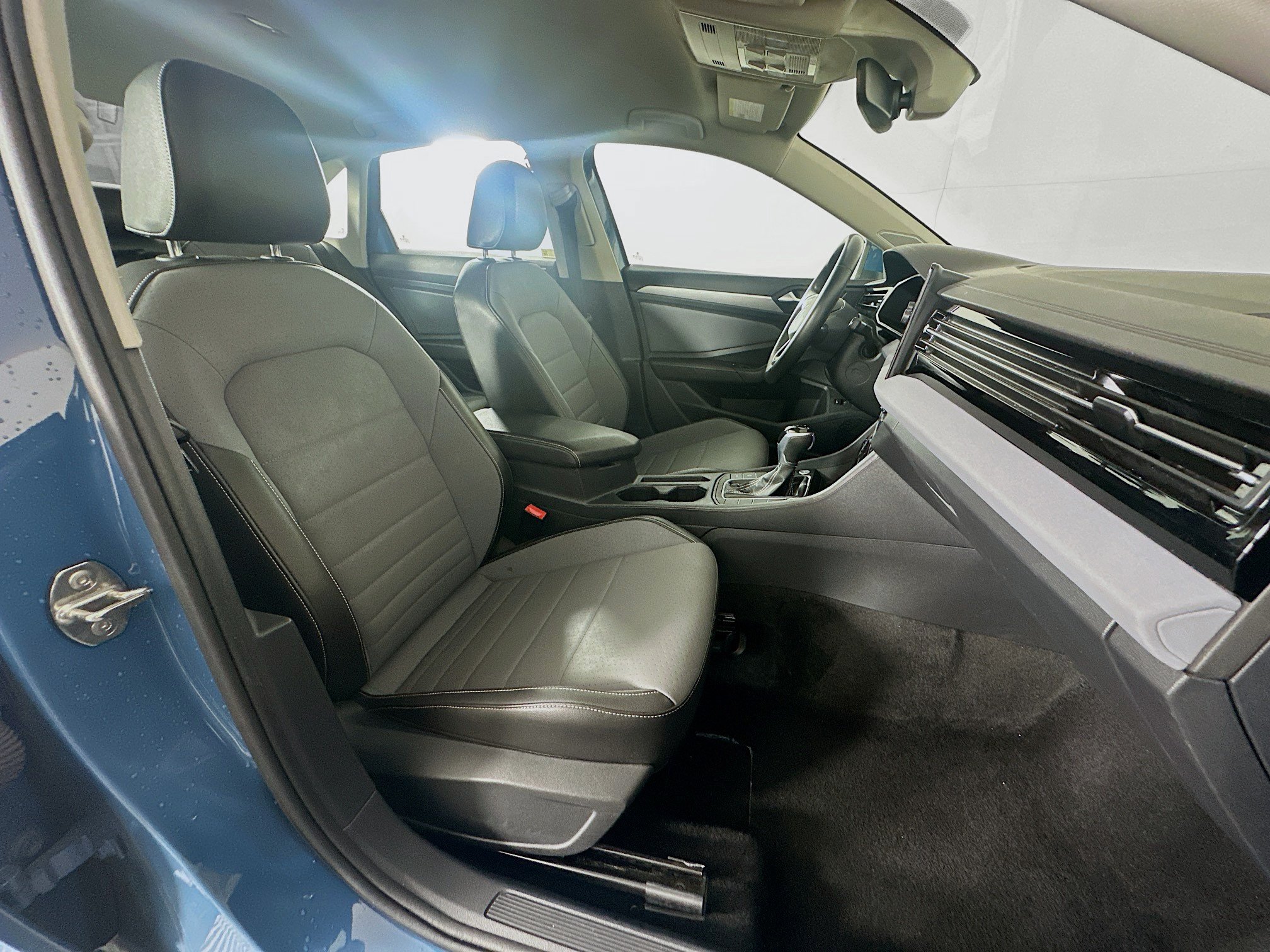 Used 2025 Volkswagen Jetta SE FWD image 29