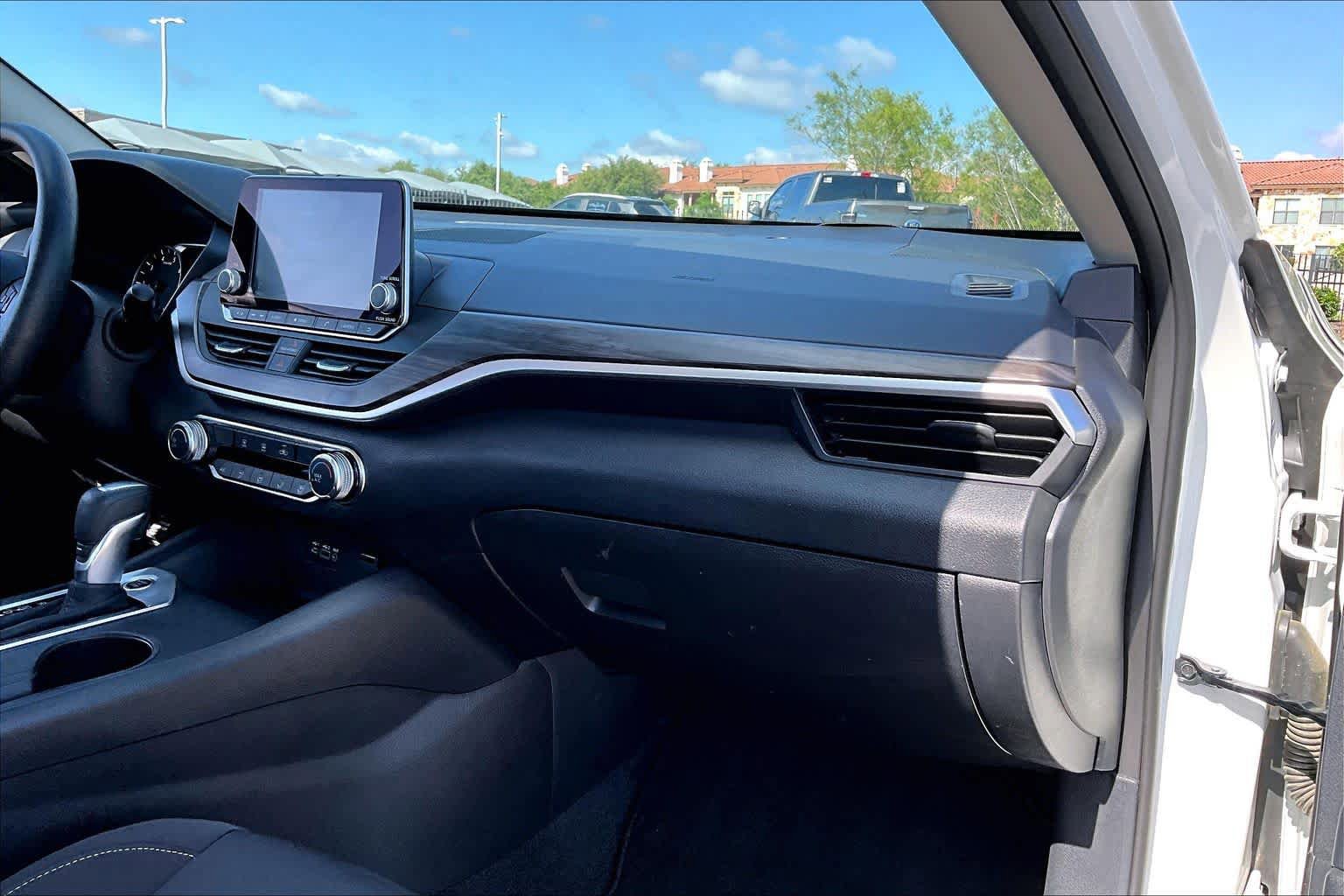 Used 2025 Nissan Altima 2.5 SV FWD image 19