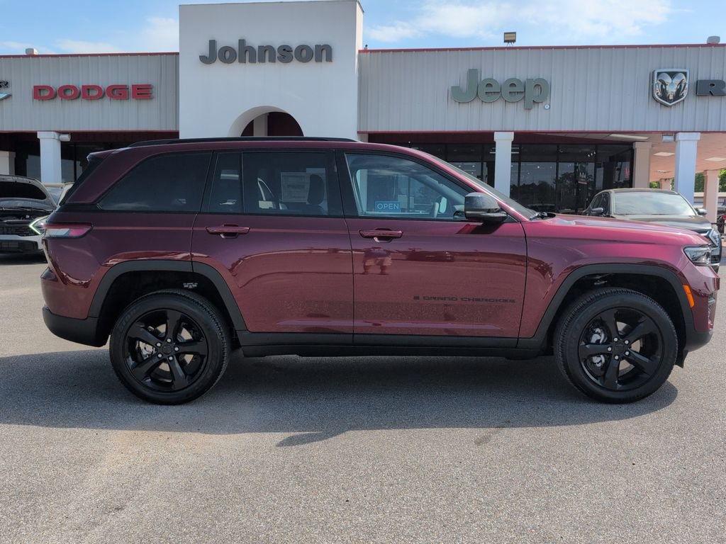 New 2025 Jeep Grand Cherokee Altitude image 8
