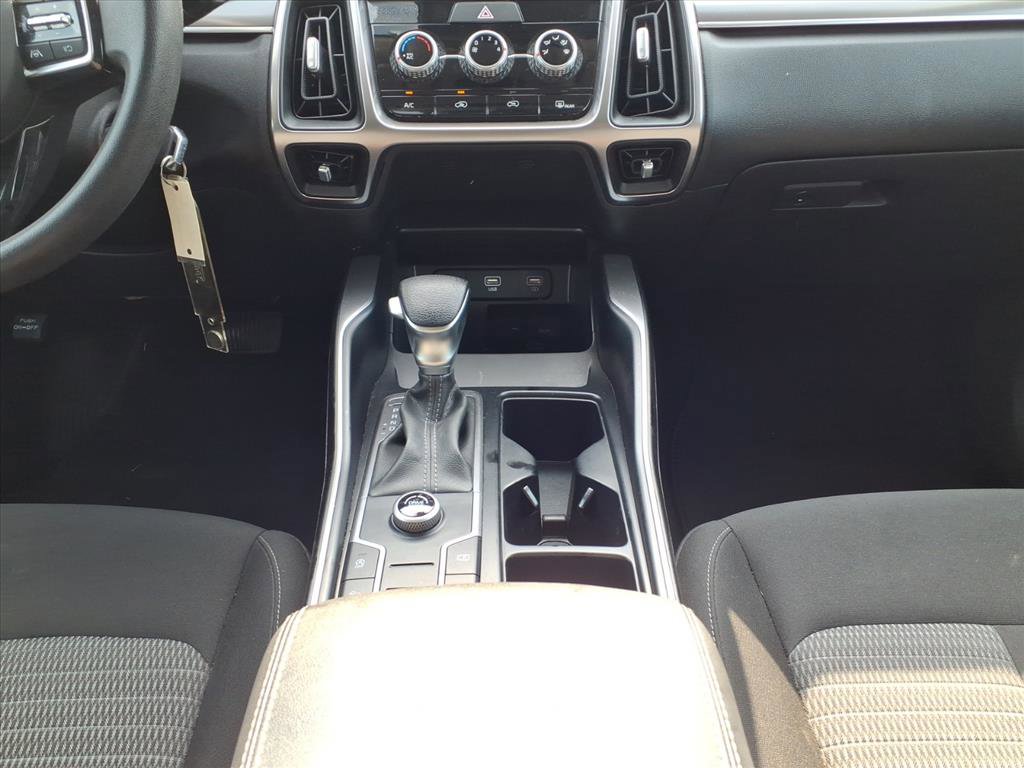 Used 2023 Kia Sorento LX image 18