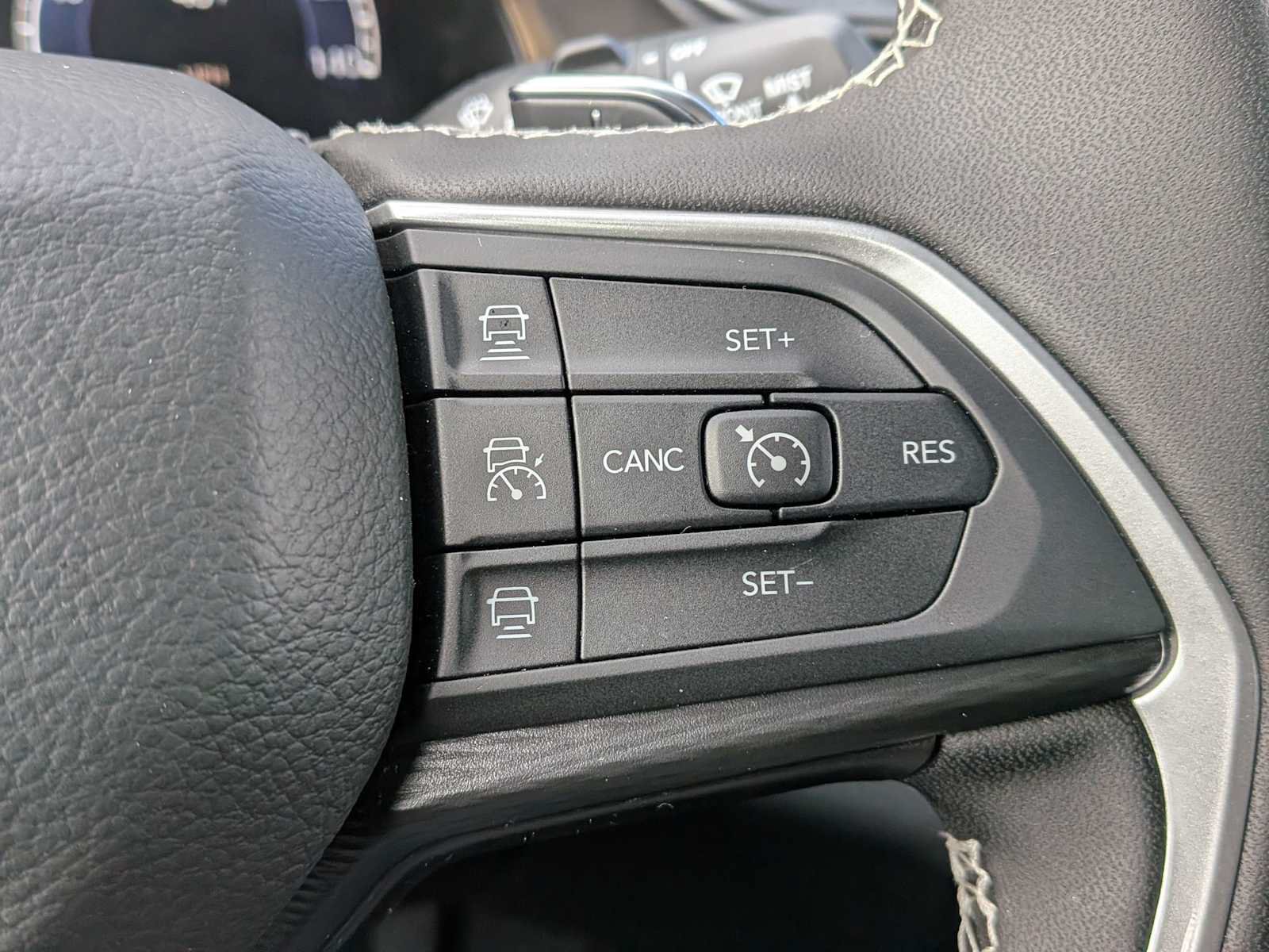 Used 2025 Jeep Grand Cherokee Laredo X w/ Luxury Tech Group I AWD/4WD image 25