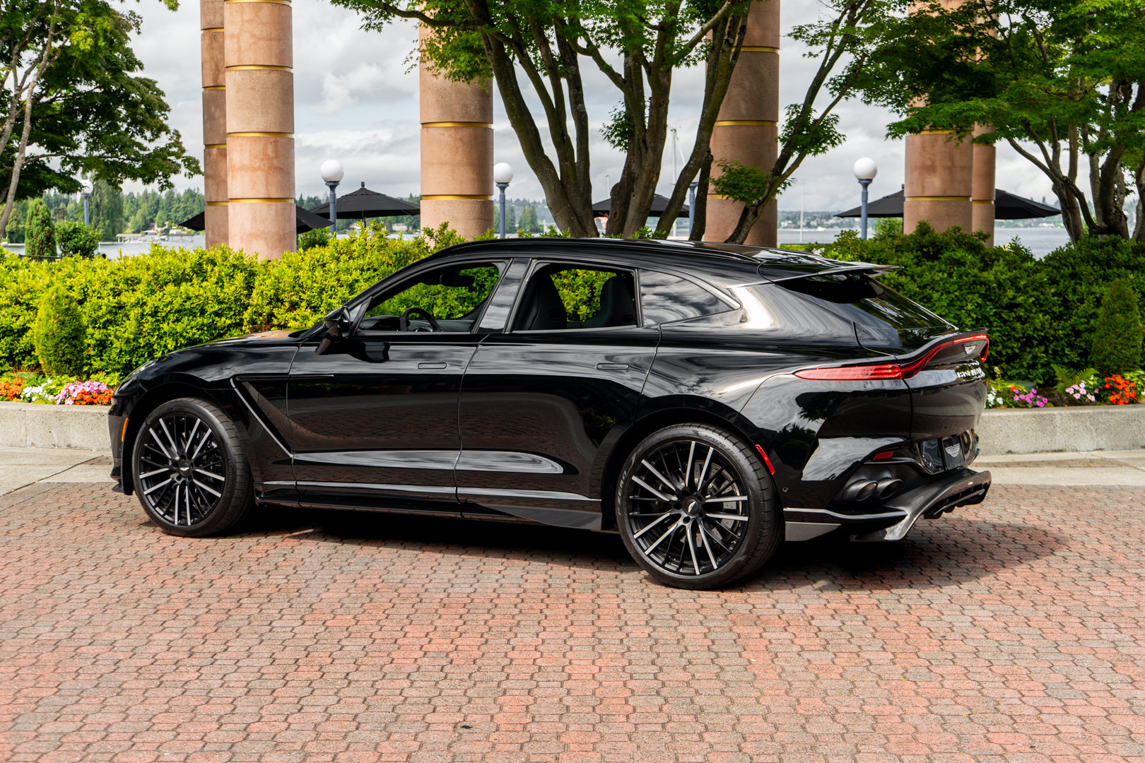 Used 2023 Aston Martin DBX 707 AWD/4WD image 2