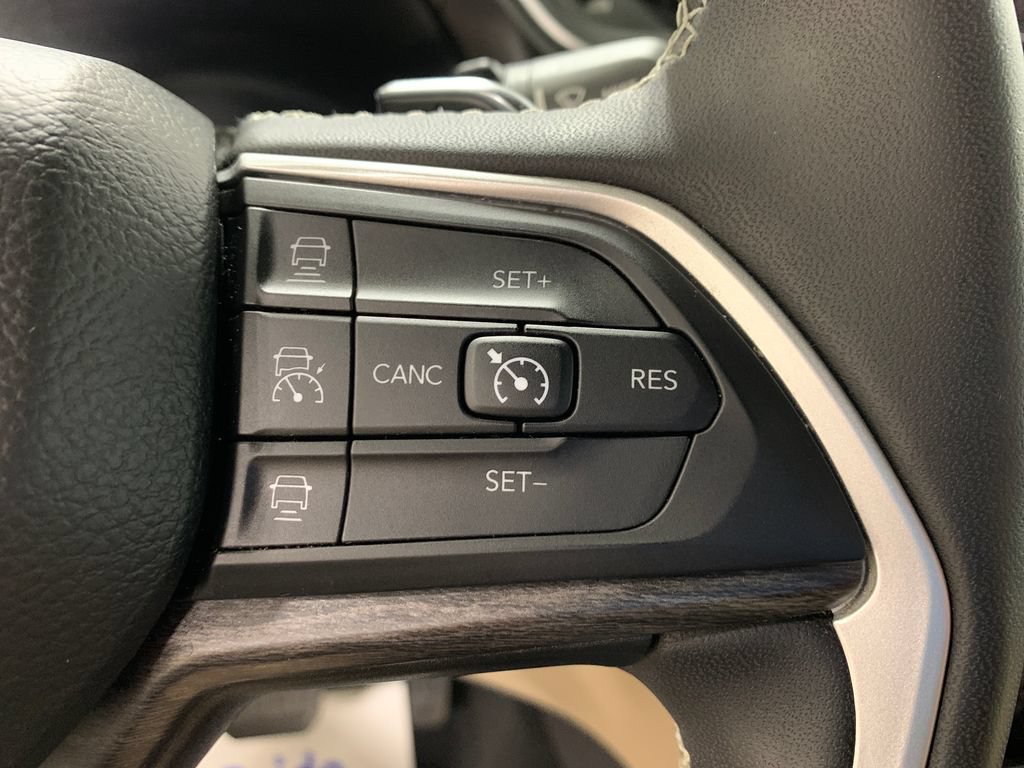 Used 2023 Jeep Grand Cherokee Limited w/ Luxury Tech Group II AWD/4WD image 16
