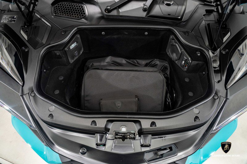 Used 2025 Lamborghini Revuelto image 7