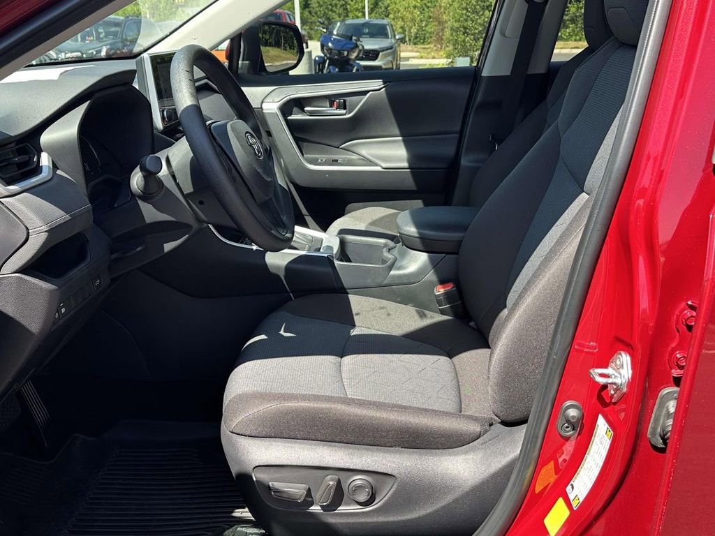 Used 2025 Toyota RAV4 XLE w/ Convenience Package image 4