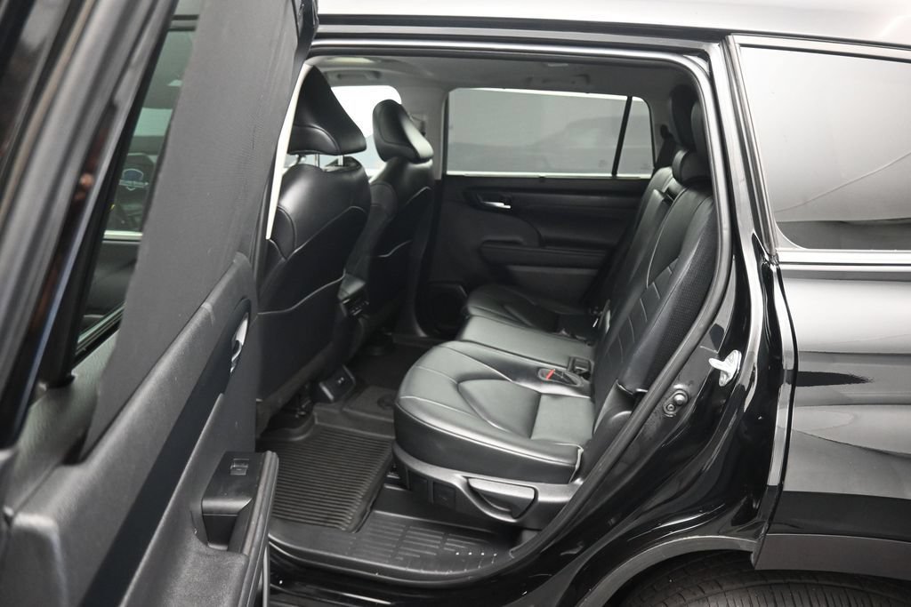 Used 2020 Toyota Highlander XLE AWD/4WD image 33