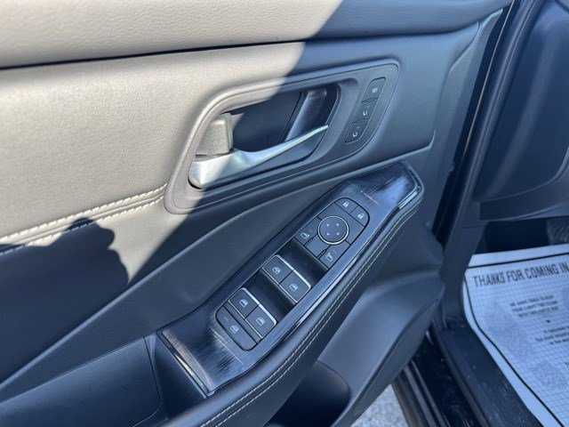 Used 2024 Nissan Rogue SL w/ SL Premium Package image 12