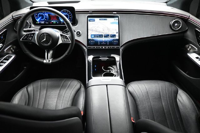 Used 2023 Mercedes-Benz EQE 500 4MATIC Sedan w/ Pinnacle Trim Package image 9