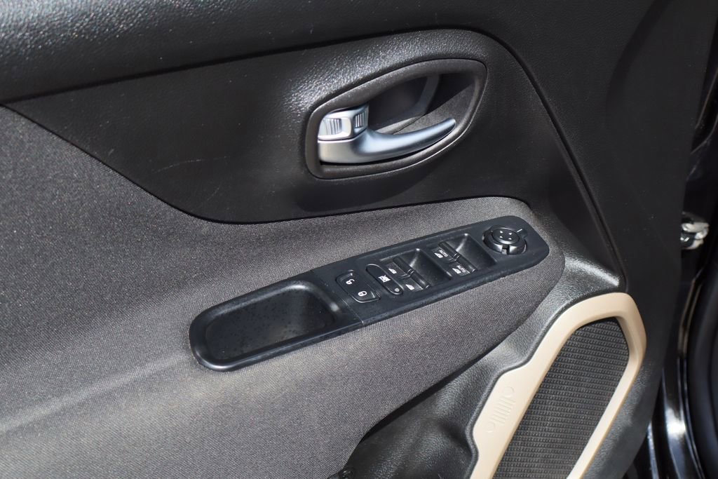 Used 2017 Jeep Renegade Latitude FWD image 20