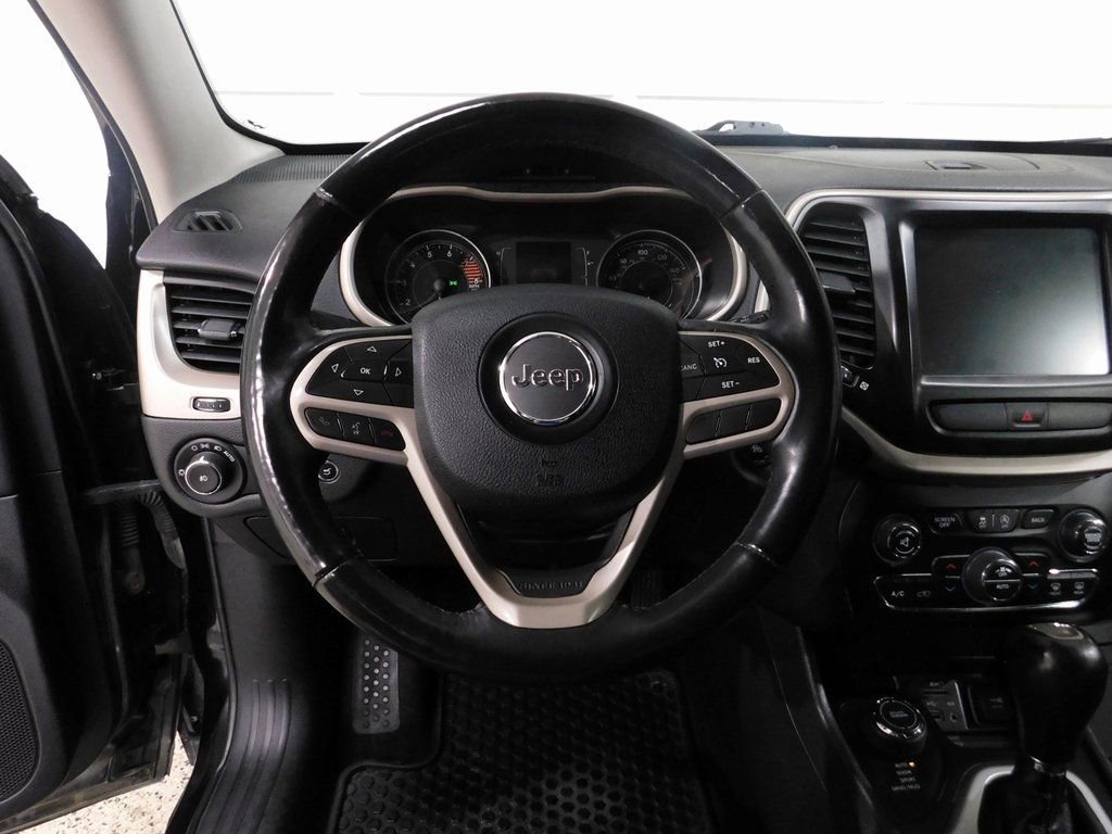 Used 2017 Jeep Cherokee Latitude w/ Comfort & Convenience Group AWD/4WD image 42
