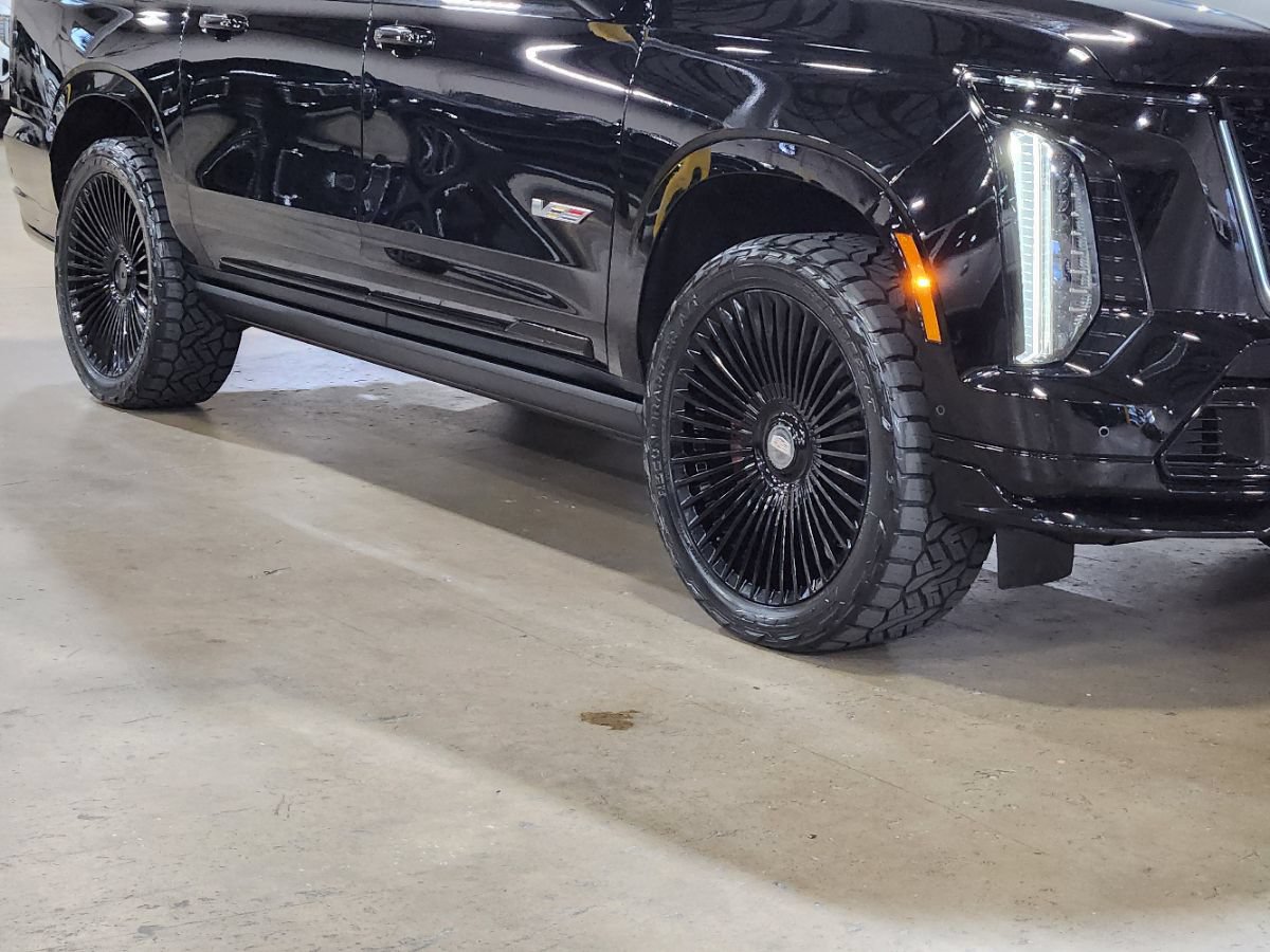 Used 2025 Cadillac Escalade ESV V AWD/4WD image 16