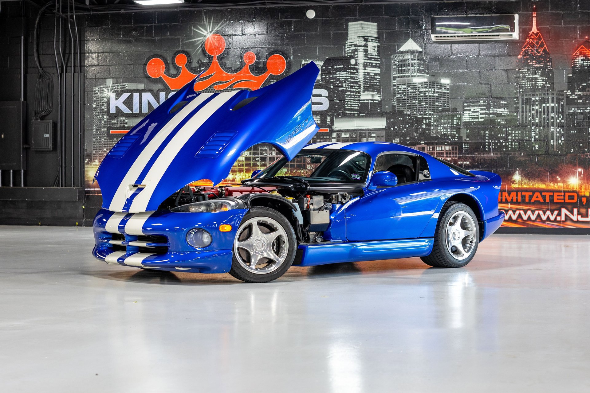 Used 1996 Dodge Viper GTS RWD video 1