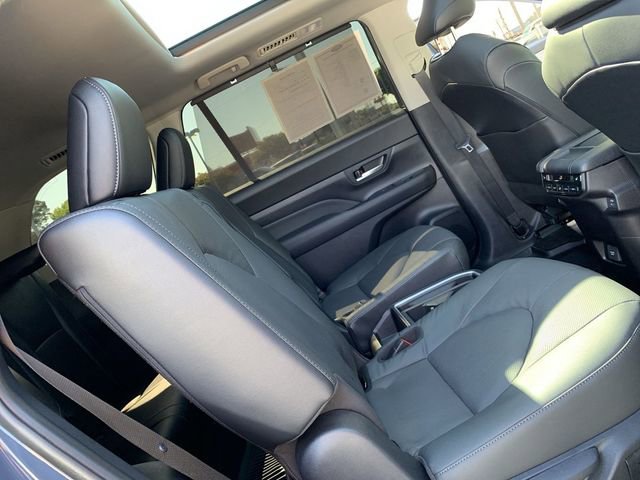 Used 2025 Toyota Grand Highlander AWD image 12