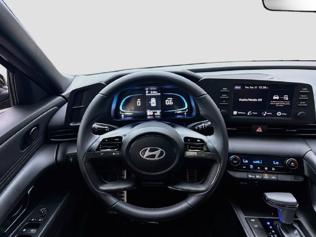 Used 2025 Hyundai Elantra Sport FWD image 21