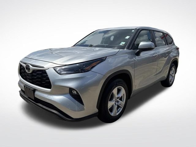 Used 2023 Toyota Highlander LE FWD image 3