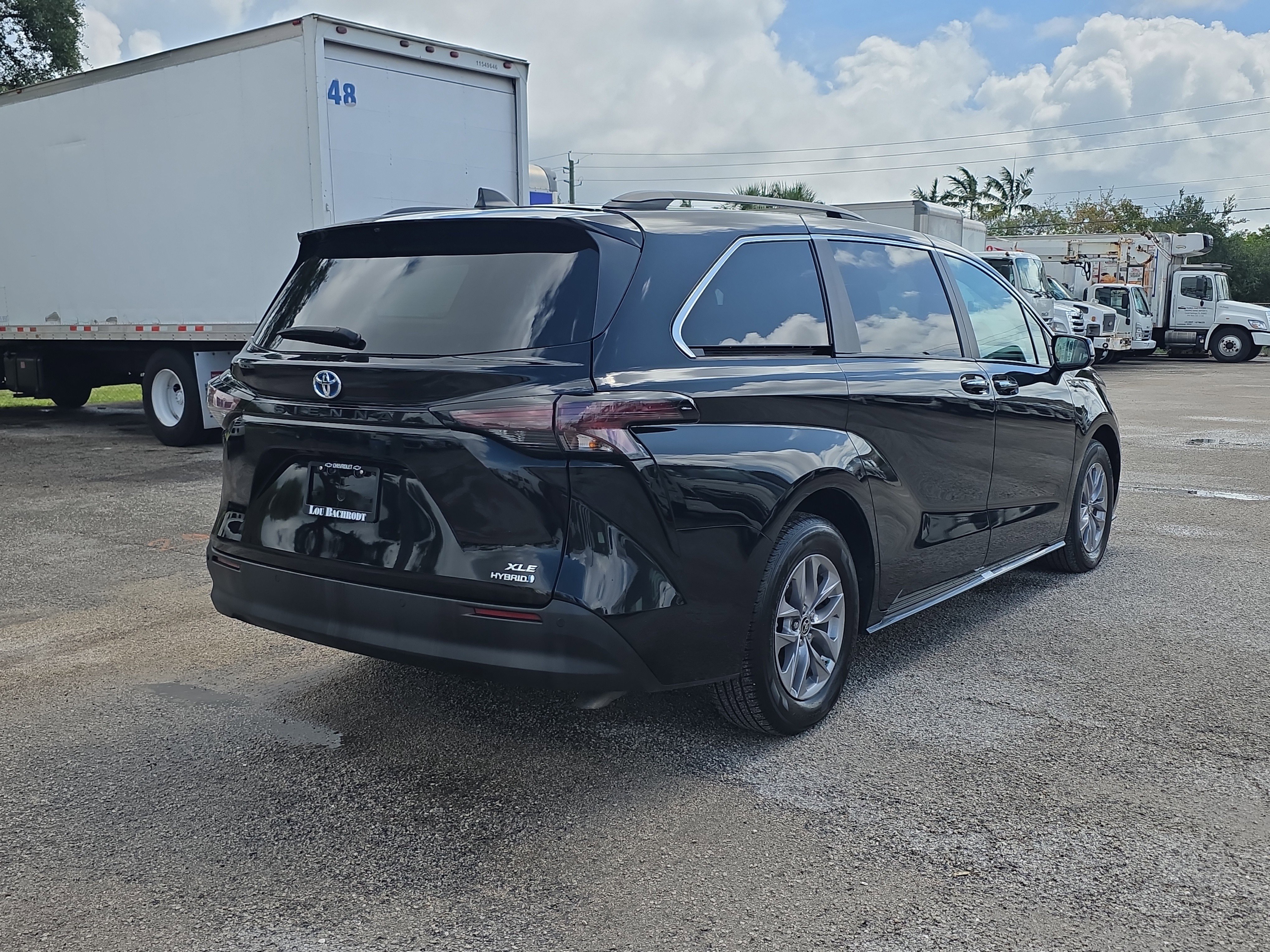 Used 2024 Toyota Sienna XLE FWD image 7