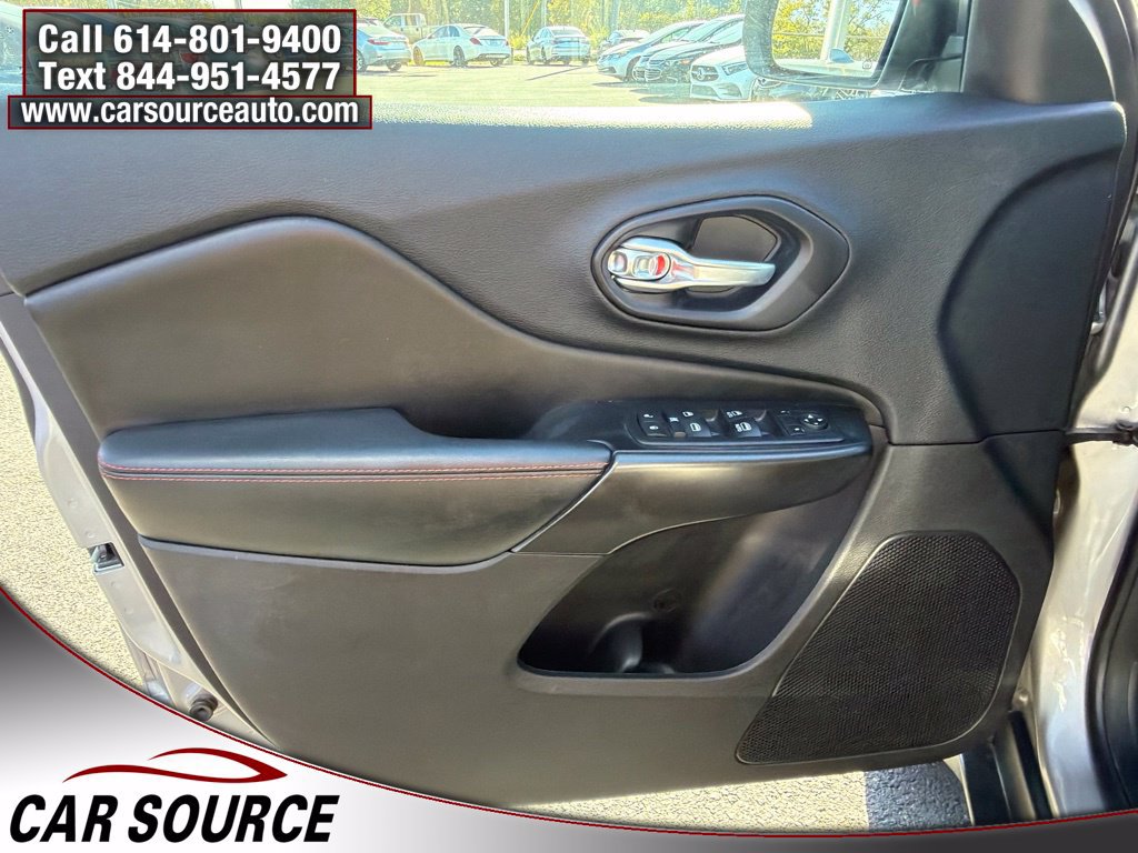 Used 2020 Jeep Cherokee Trailhawk w/ Cold Weather Group AWD/4WD image 16