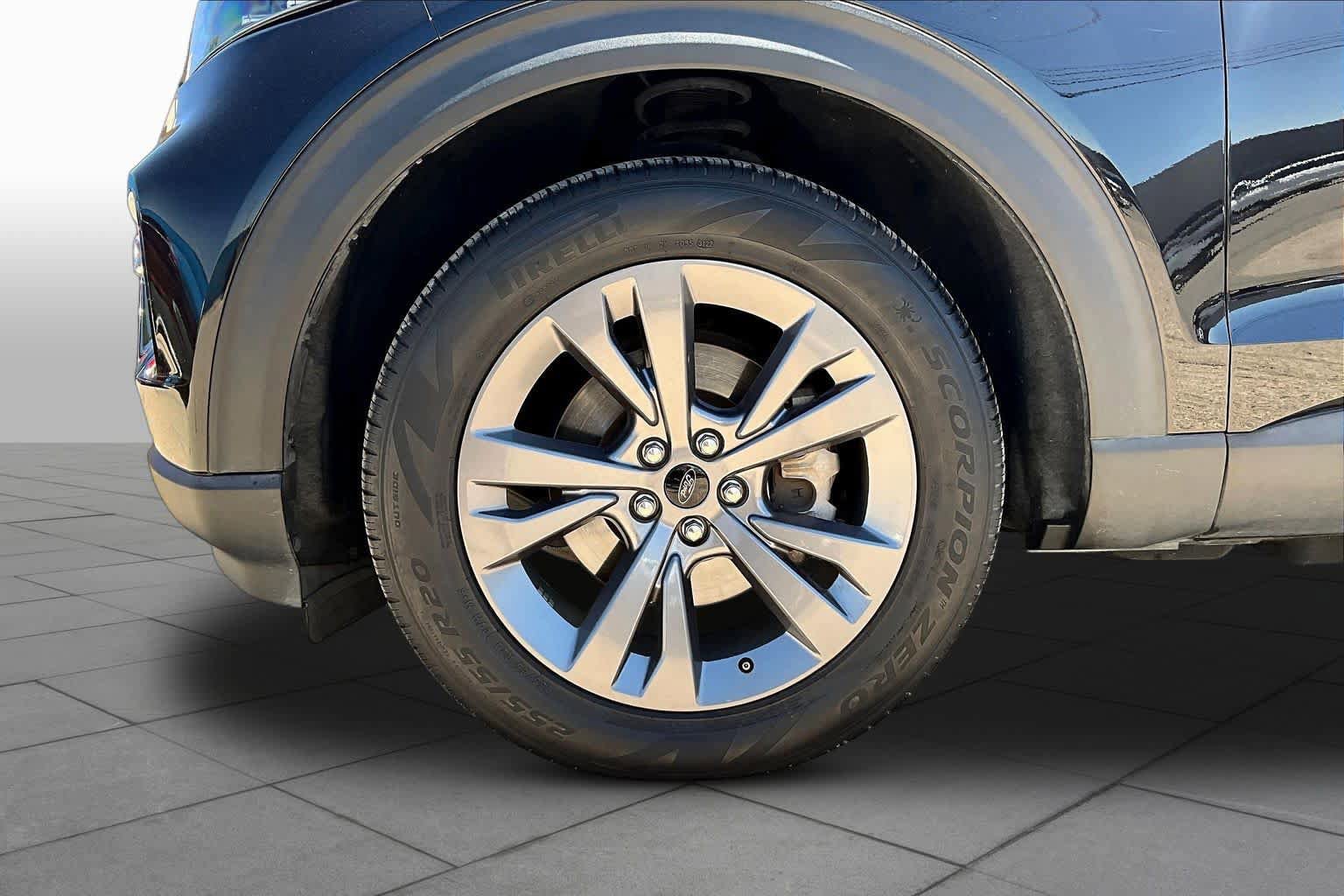 Used 2022 Ford Explorer XLT w/ Equipment Group 202A image 10